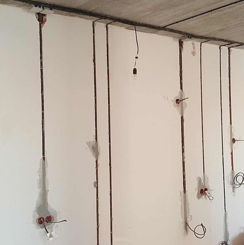 В стене проделаны отверстия под электропроводк